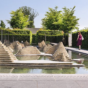 Sandtürme erheben sich aus Wasser im Gartenkabinett Thailand in den Gärten der Welt