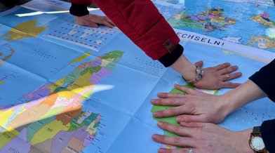 Wie groß ist ist Südamerika im Vergleich zu Europa? Über verschiedene Kartenprojektionen können Diskussionen zur Weltverteilung und des Perspektivwechsels angeregt werden.  