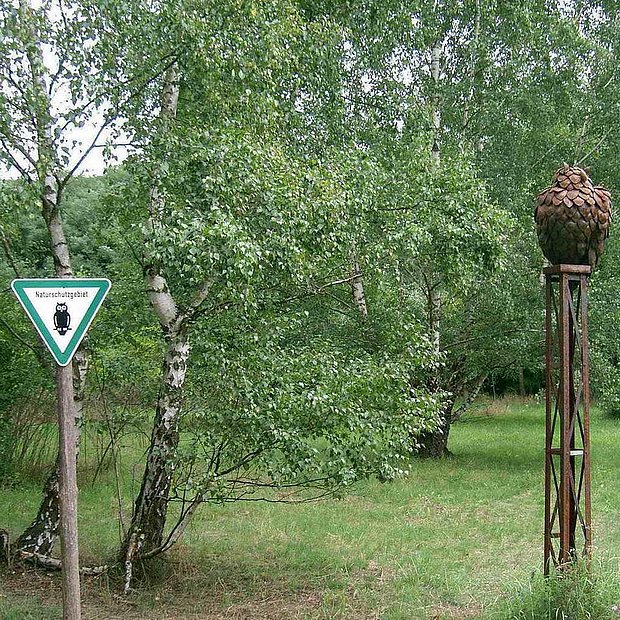 Schilder weisen im Natur-Park Schöneberger Südgelände auf die Schutzzonen für Flora & Fauna hin